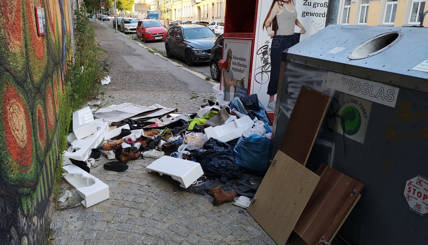 Müllberge neben Kleiderspendecontainern