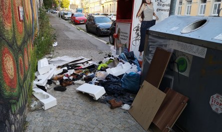 Müllberge neben Kleiderspendecontainern